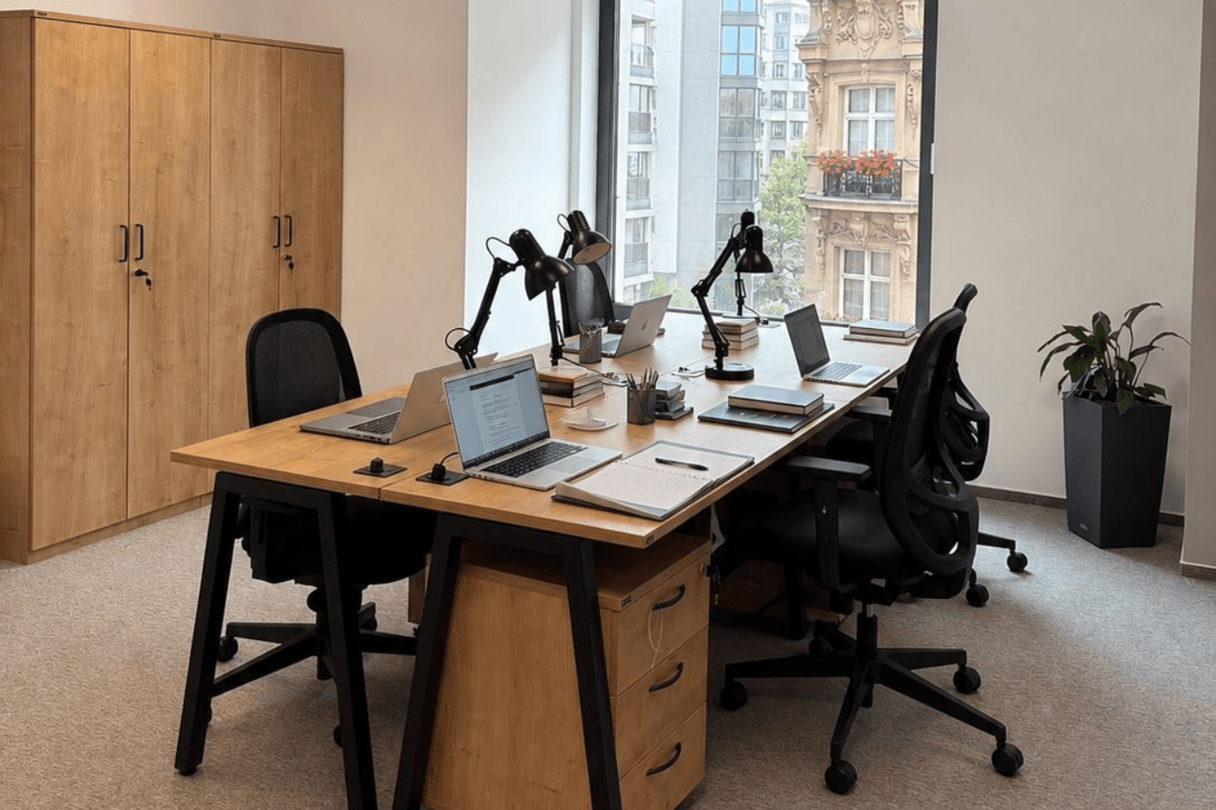 Office for a team of four at Victoria Center
